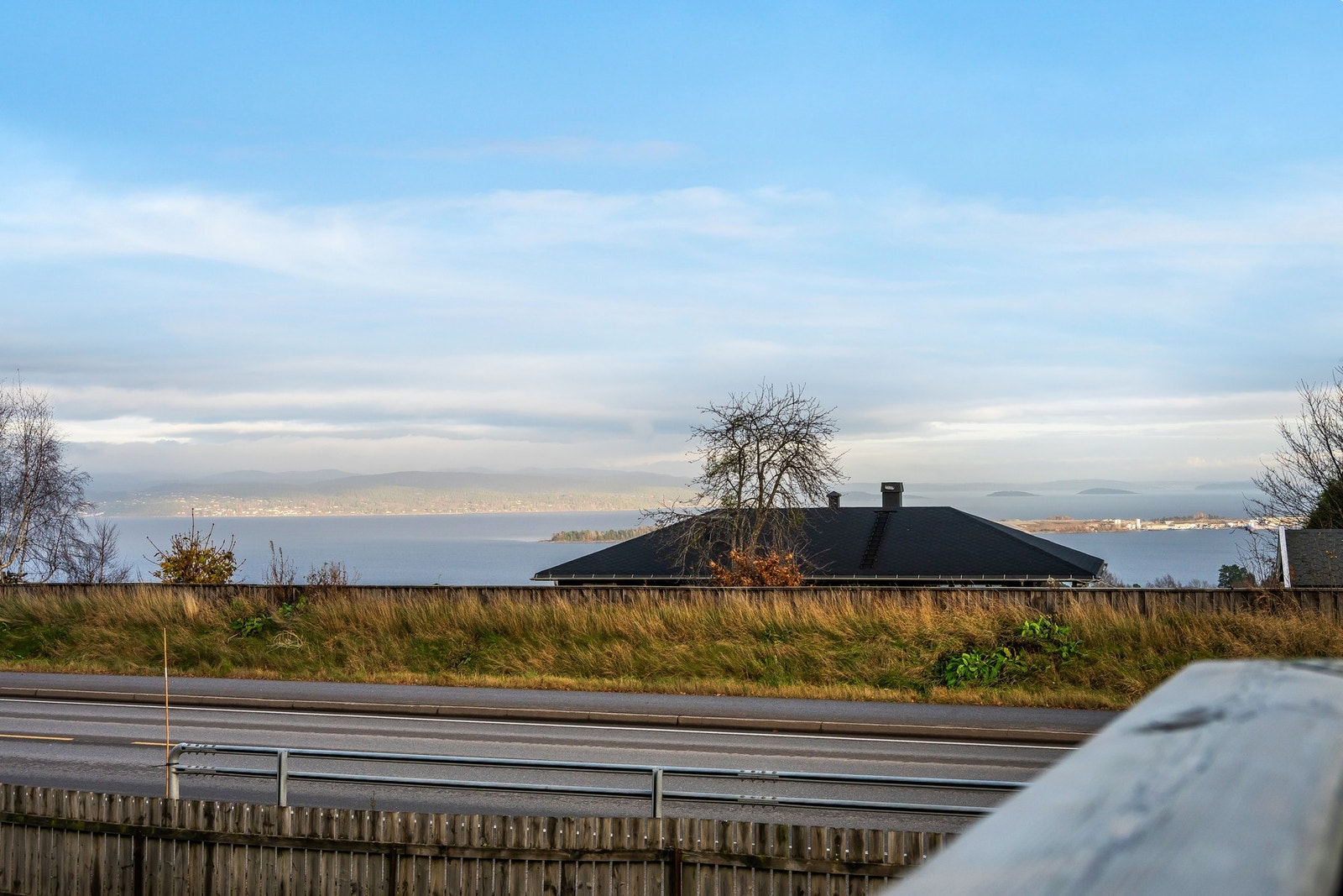 I senere år har det blitt skiftet vinduer, noe som sørger for god støyskjerming fra veien. Galleribilde
