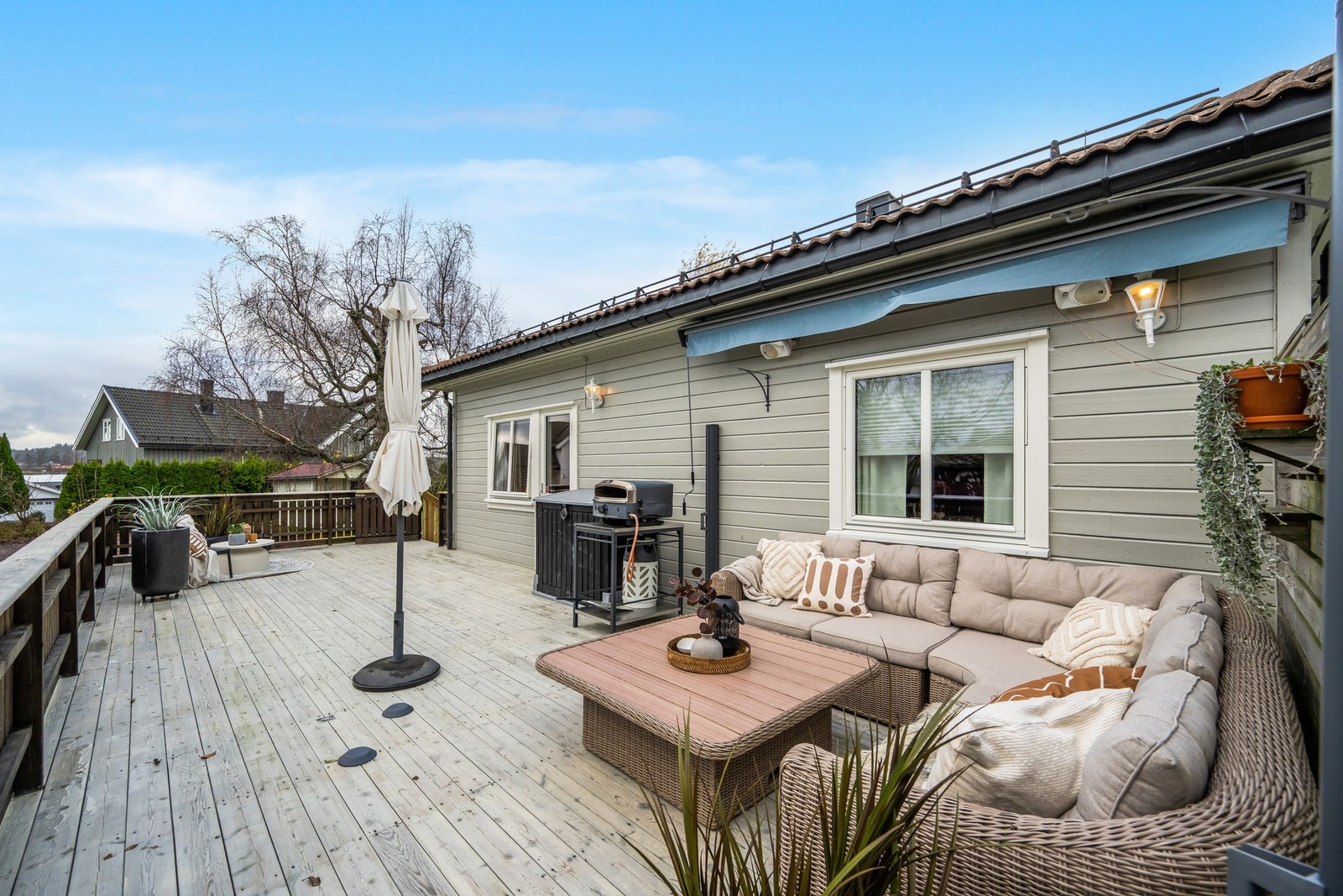 Romslig terrasse med god plass til å samle hele familien. Rekkverk ble oljet i år, og de fleste vinduer og dører er skiftet i senere år, deriblant kjellervinduer i år. Galleribilde