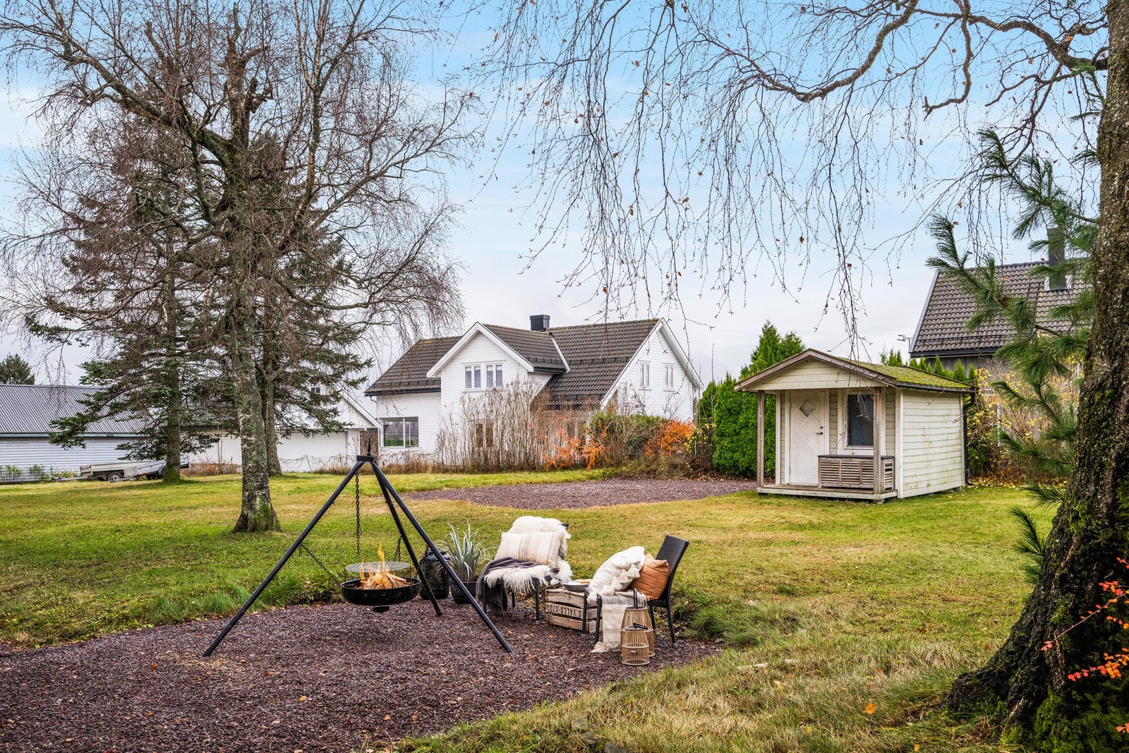 Her kan hele familien trives. Barna kan benytte seg av en lekestue, og plenen gir barna gode muligheter for å sparke ball. Galleribilde