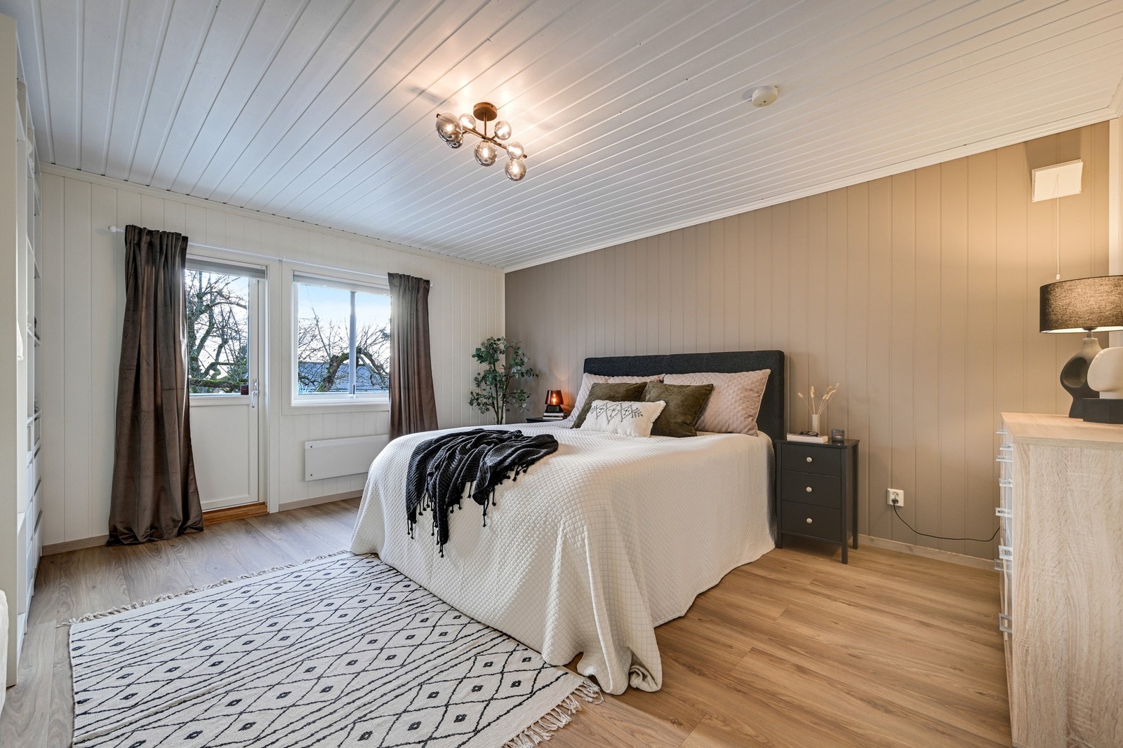 Det er god plass til dobbeltseng, nattbord og kommoder/skap av ulike slag. Galleribilde