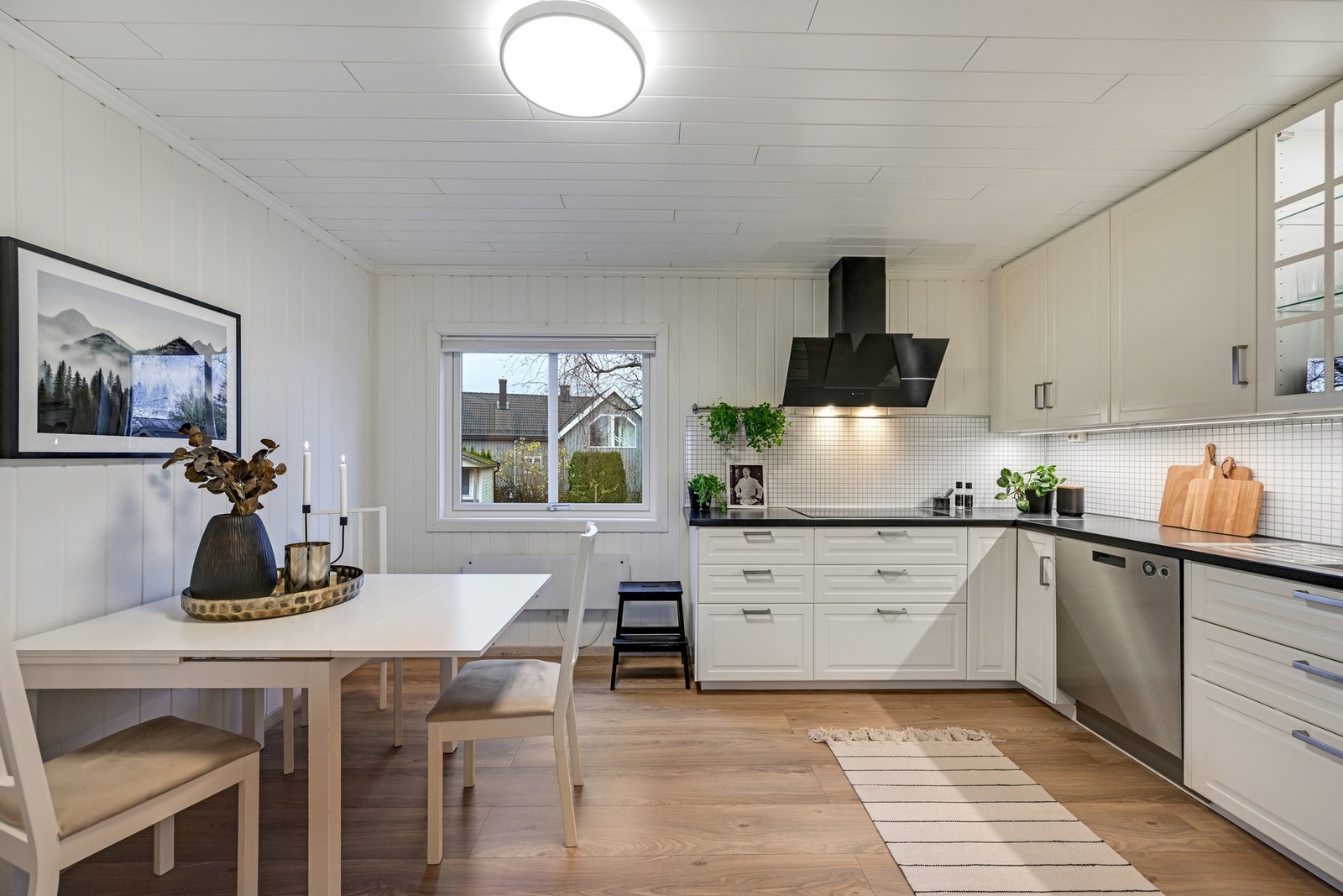 Det er også god plass til et frokostbord. Hele etasjen har samme gulvtype, noe som gir et helhetlig og pent inntrykk. Galleribilde