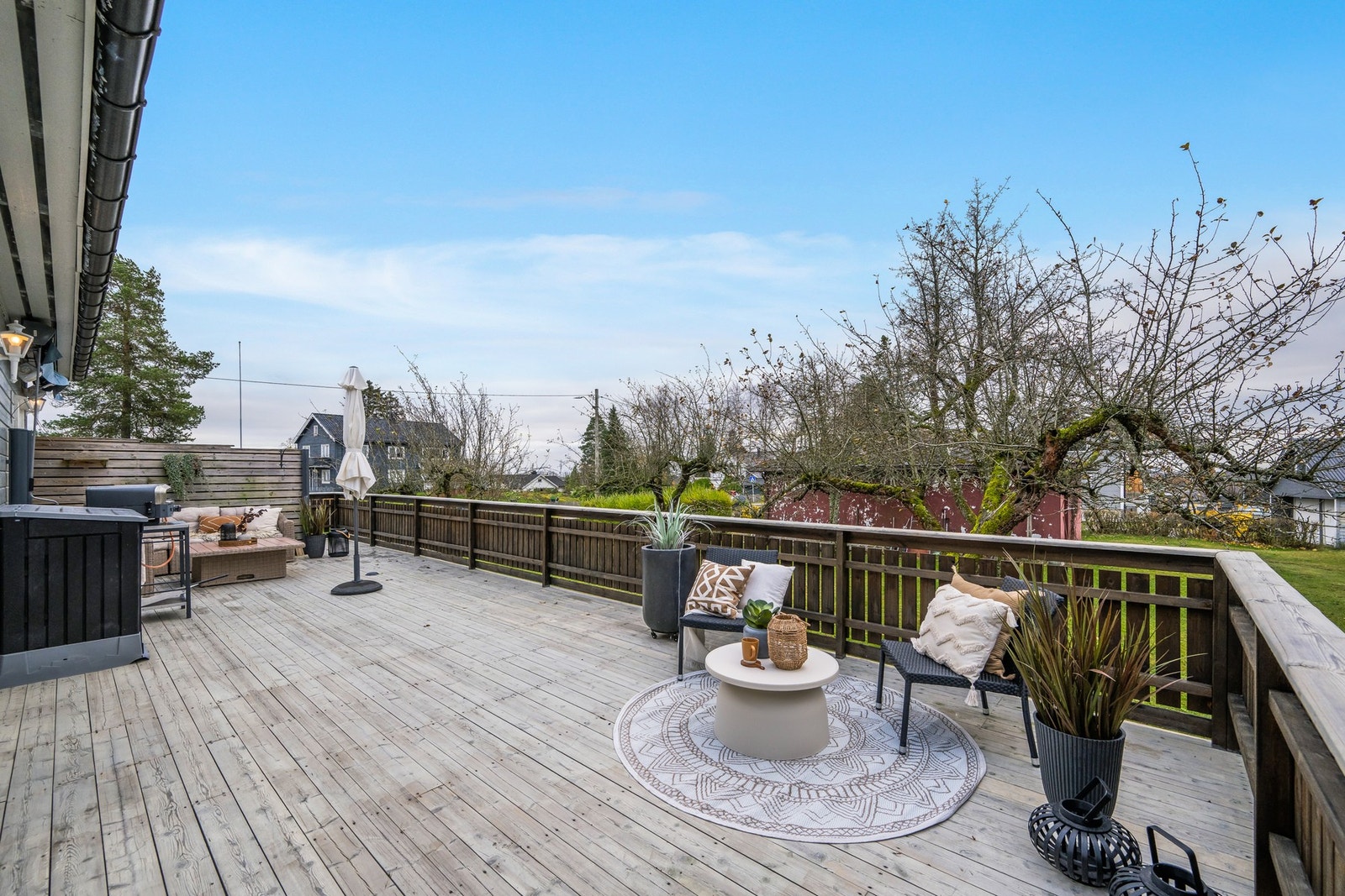 Her ligger alt til rette for en trivelig uteplass hvor solen kan nytes. Galleribilde