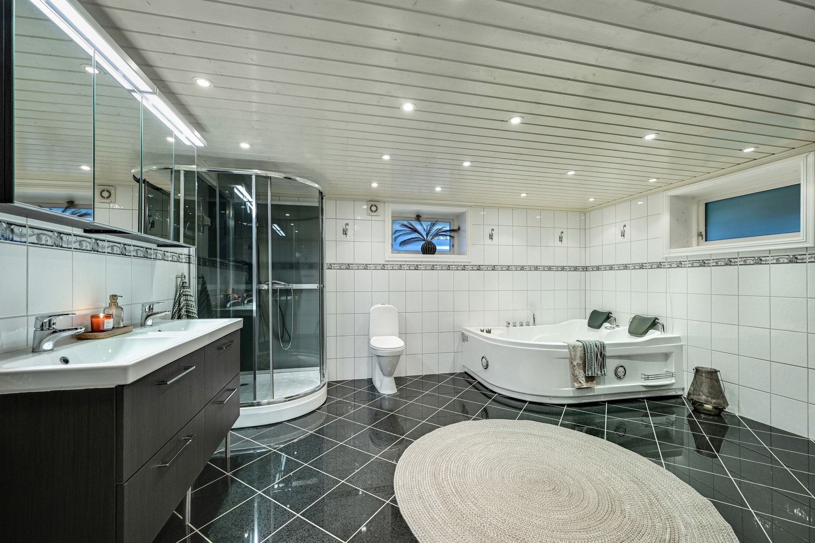 Stort dusjkabinett, dobbel servant, godt med overskap og underskuffer er ting som en familie setter pris på. Galleribilde