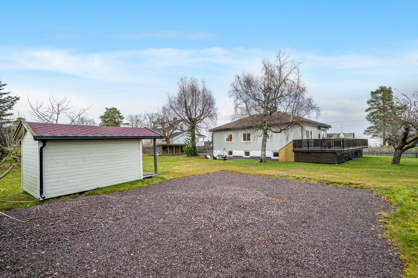Dette er en av de mer sentralt beliggende eiendommene i området med stor og opparbeidet hage. Galleribilde