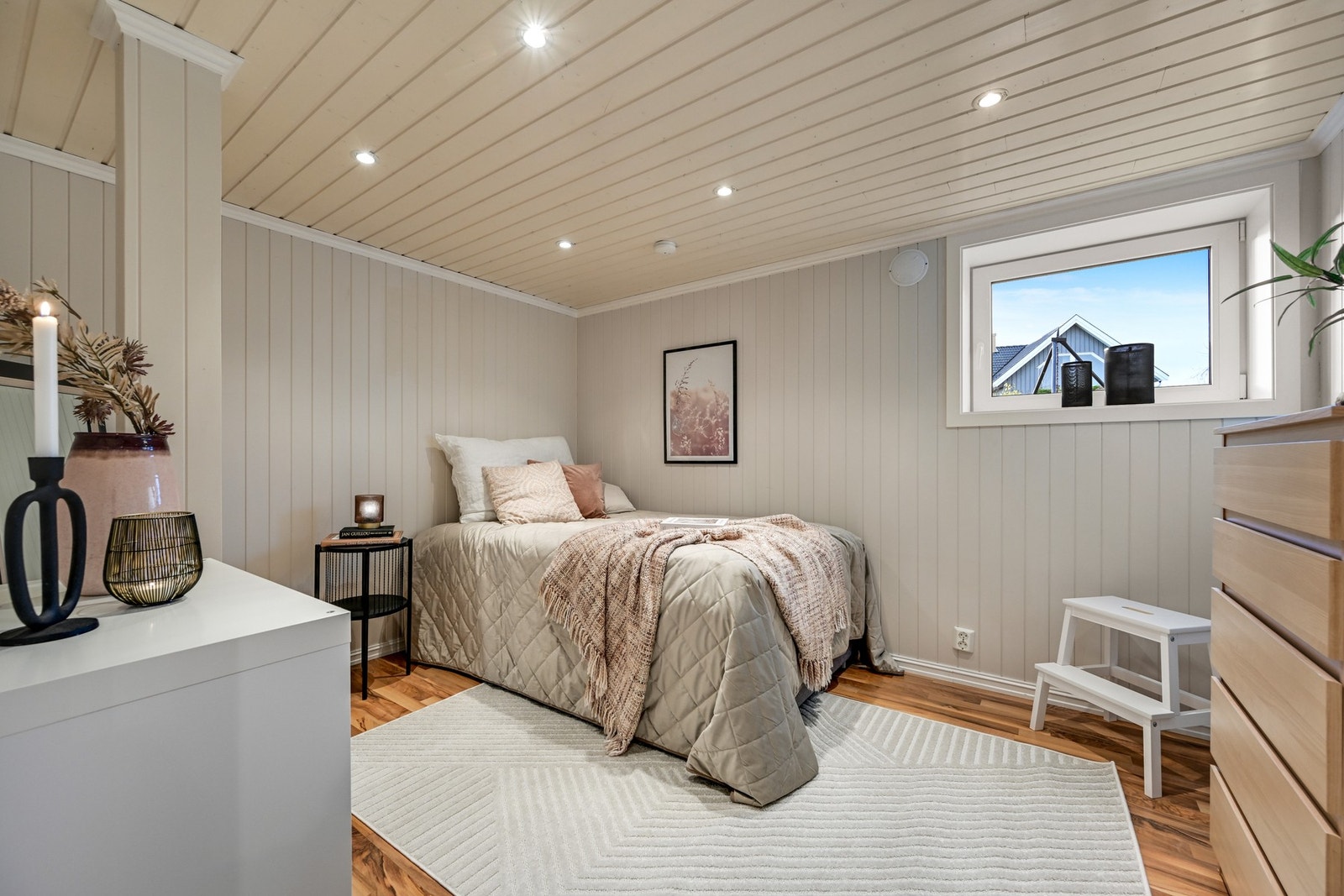 Kjelleretasjen har 3 soverom å tilby. Det er spotter i taket og vestvendte vinduer. Galleribilde