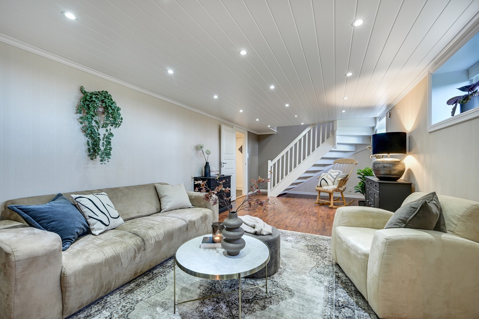 Kjelleretasjen er innbydende med en hyggelig kjellerstue og god belysning fra spotter i taket. Kjelleretasjen har gulvvarme og peis. Galleribilde