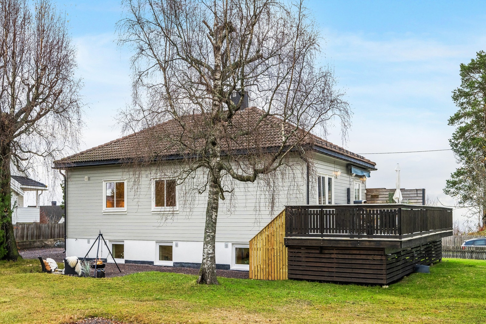 Hagen er pent opparbeidet med gressplen og gruslagte partier. Galleribilde