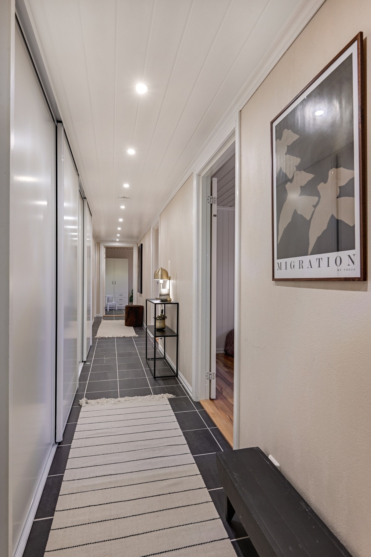 I gangen er det stor skyvedørsgarderobe for ytterligere oppbevaring. Galleribilde