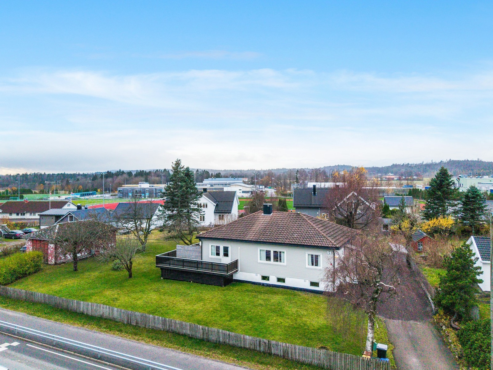 Nikolai Nordqvist v/PrivatMegleren Holmestrand har gleden av å presentere Hvittingfossveien 91 - en påkostet, velholdt og sentral enebolig på solrik tomt. Foto: Kristian T. Bollæren. Galleribilde