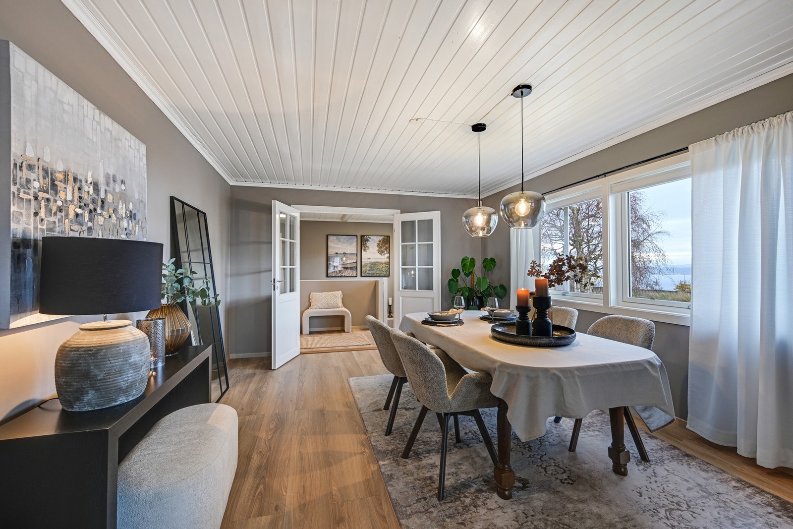 De østvendte vinduene byr på utsikt ut mot Langøya. Galleribilde