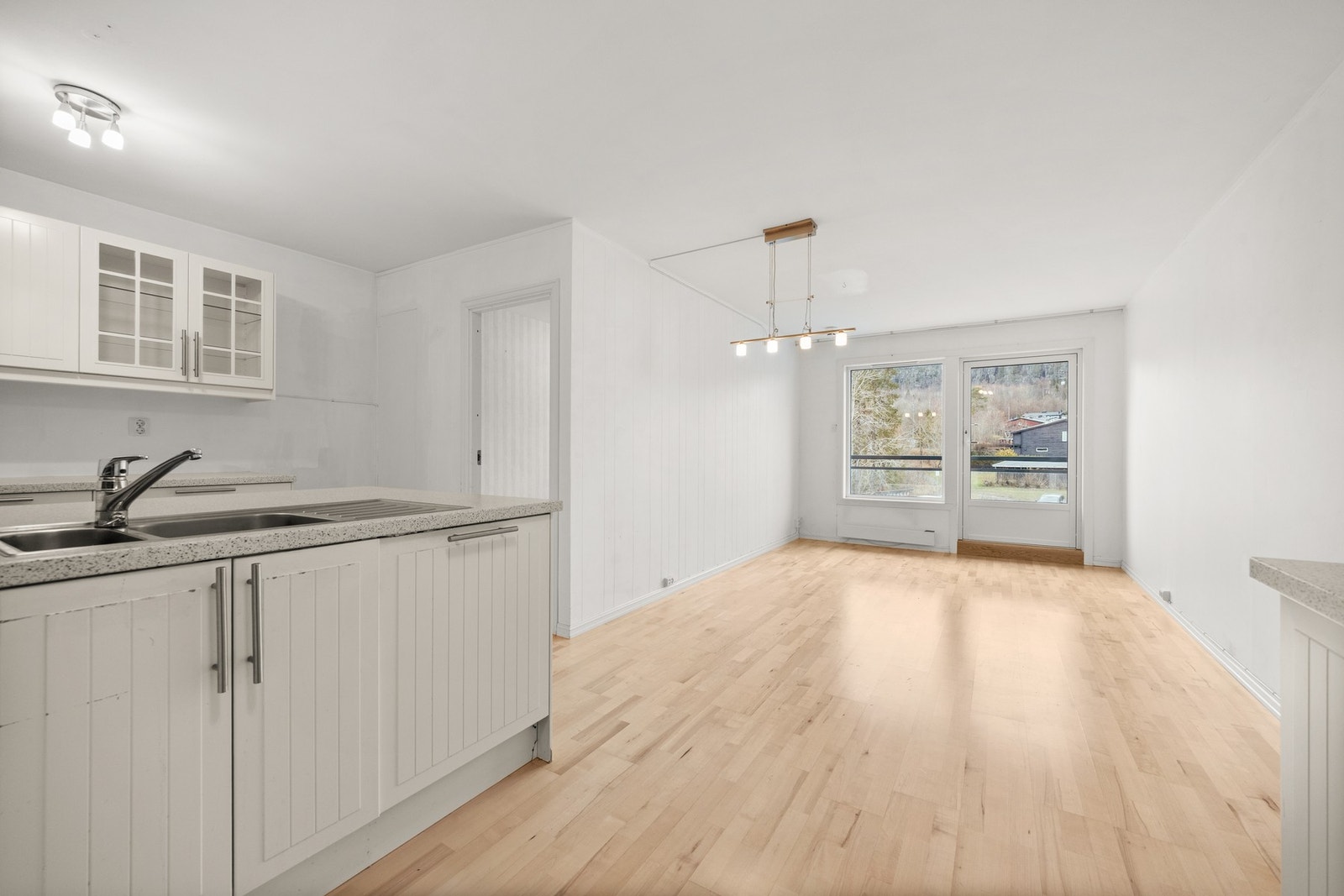 Rommet har en naturlig sone for spisegruppe, med god plass til et langt spisebord hvor du kan invitere familie og venner til hyggelige måltider. Galleribilde