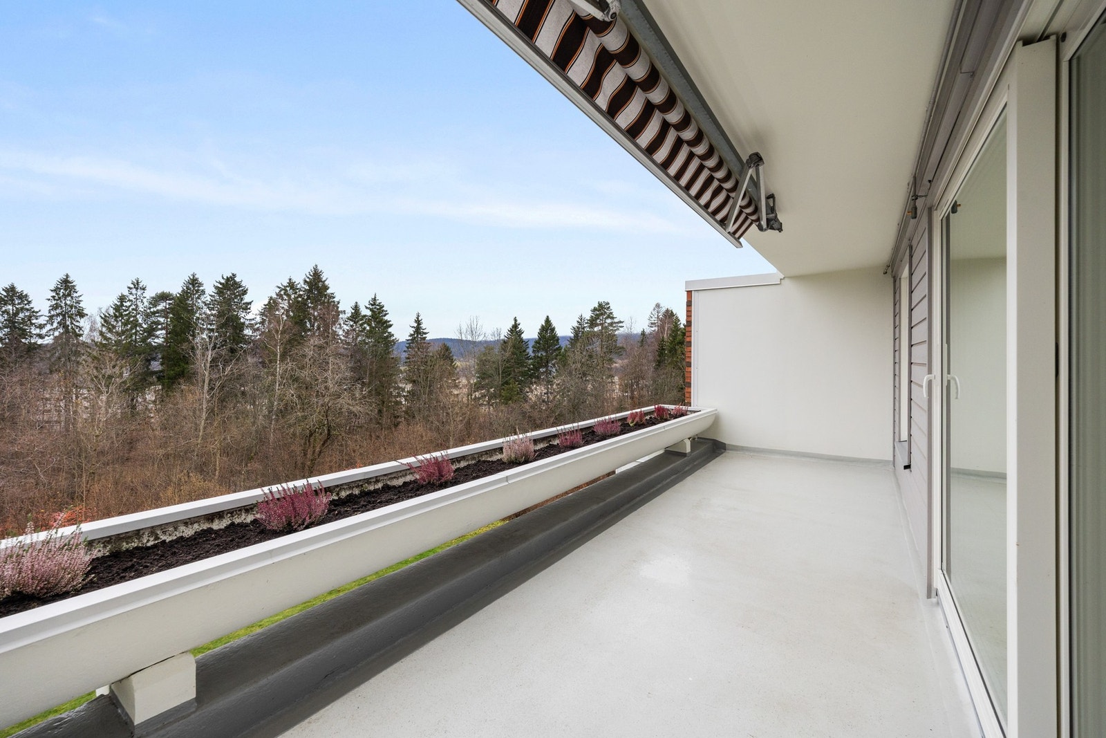 Her bor du tilbaketrukket fra trafikk og støy, omgitt av grønne fellesområder og hyggelige nabolag. Galleribilde