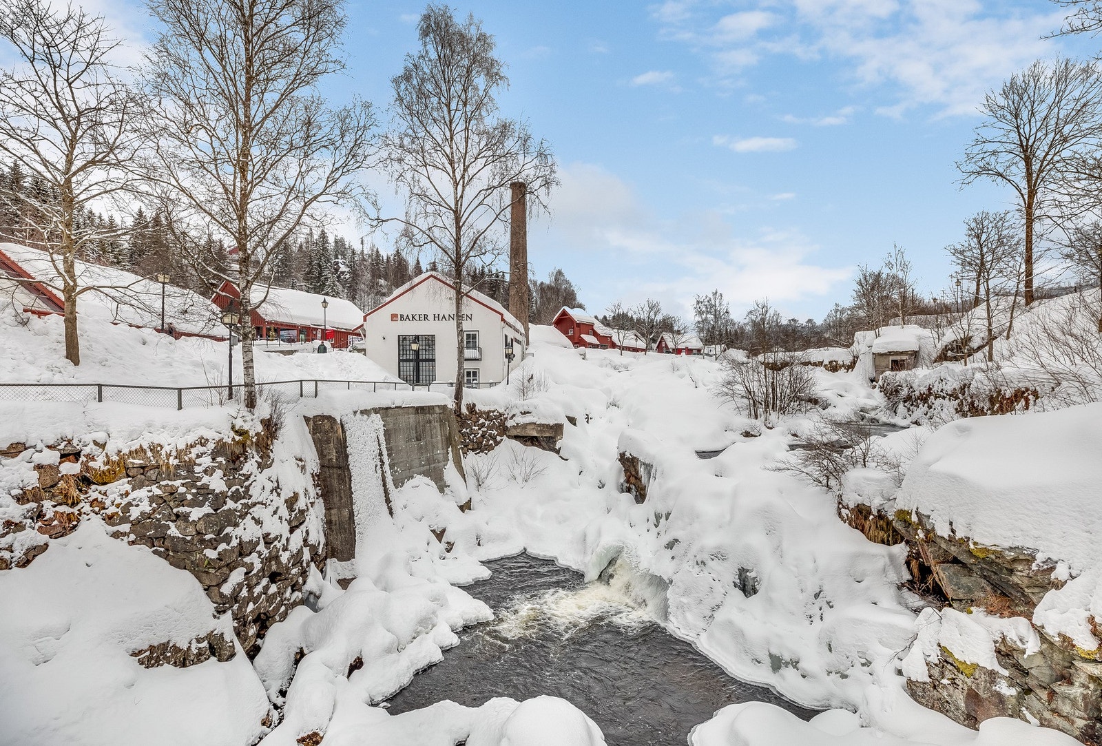 Bærums Verk ligger like i nærheten. Om vinteren forvandles handlegaten til et førjulseventyr med stemningsfulle lys, julemarked, duften av gløgg og lyden av julesanger. Galleribilde