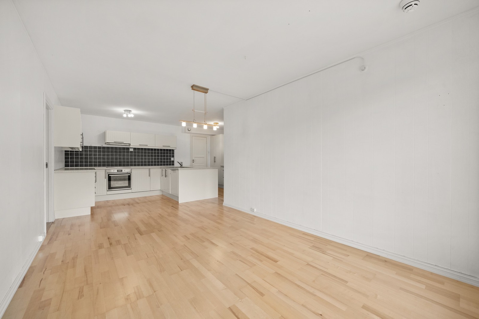 Kjøkkenet er av typen IKEA Ståt fra 2008 og fremstår lyst og trivelig. Galleribilde