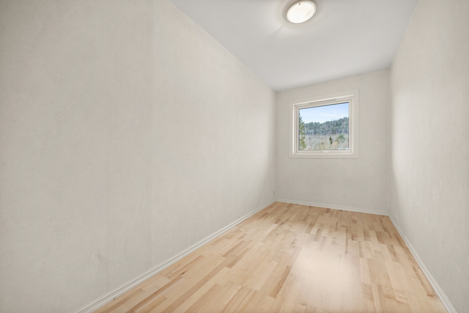 Alle soverommene har gode lysforhold og gir rom for både hvile og oppbevaring. Galleribilde