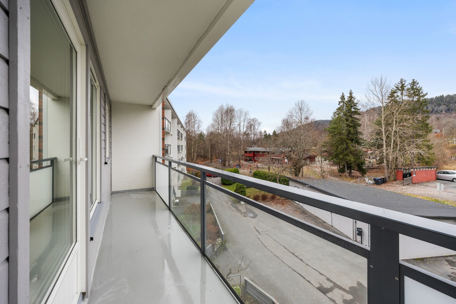 De store balkongdørene slipper inn godt med naturlig lys og gir mulighet for frisk luft rett inn. Galleribilde