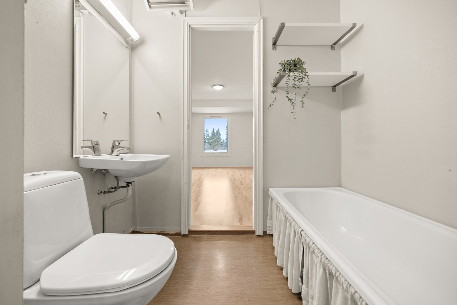 Boligen har to bad som er av eldre dato og med behov for oppgradering, noe som gir deg en fin mulighet til å sette ditt eget preg på utformingen. Galleribilde