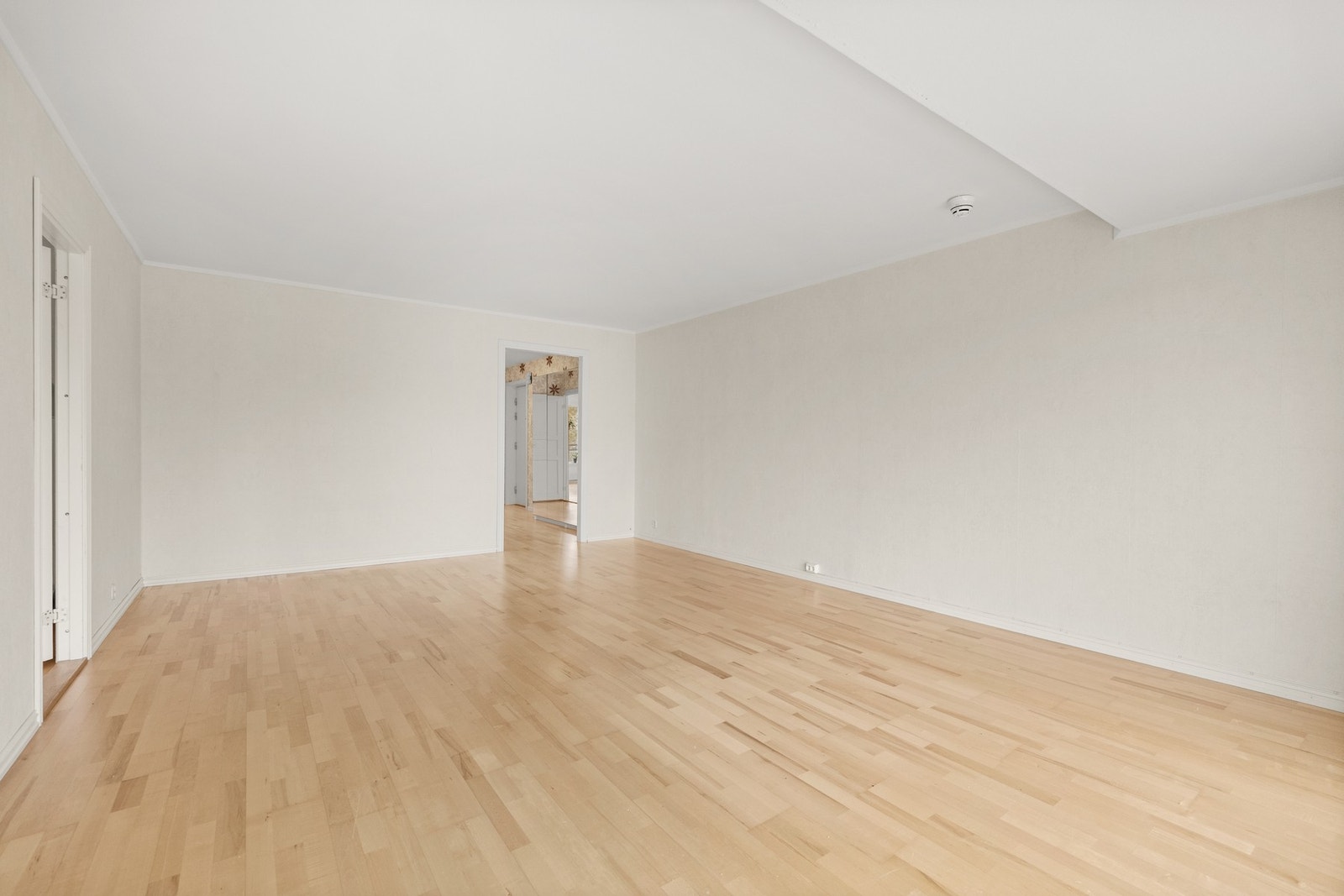 Lyst og romslig oppholdsrom med god møbleringsfrihet. Galleribilde