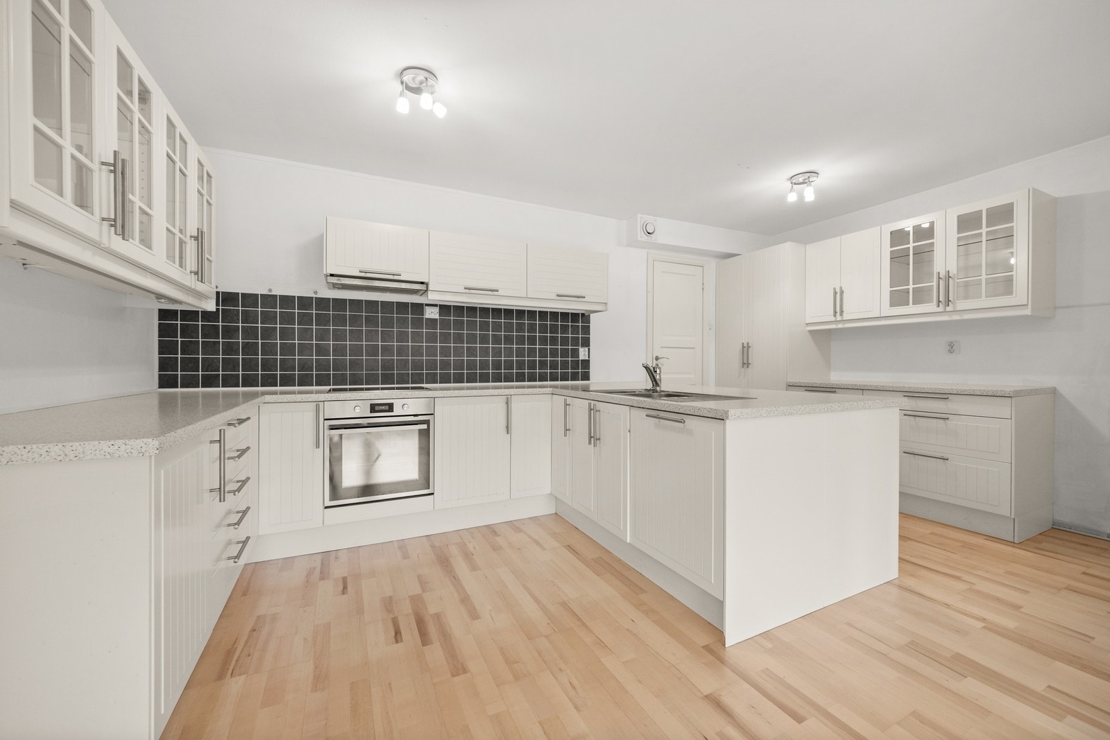 Kjøkkenet er utstyrt med integrert platetopp, stekeovn fra 2022 og oppvaskmaskin, i tillegg til ventilator med kullfilter over kokesonen. Det er nisje til kjøl-/fryseskap. Galleribilde