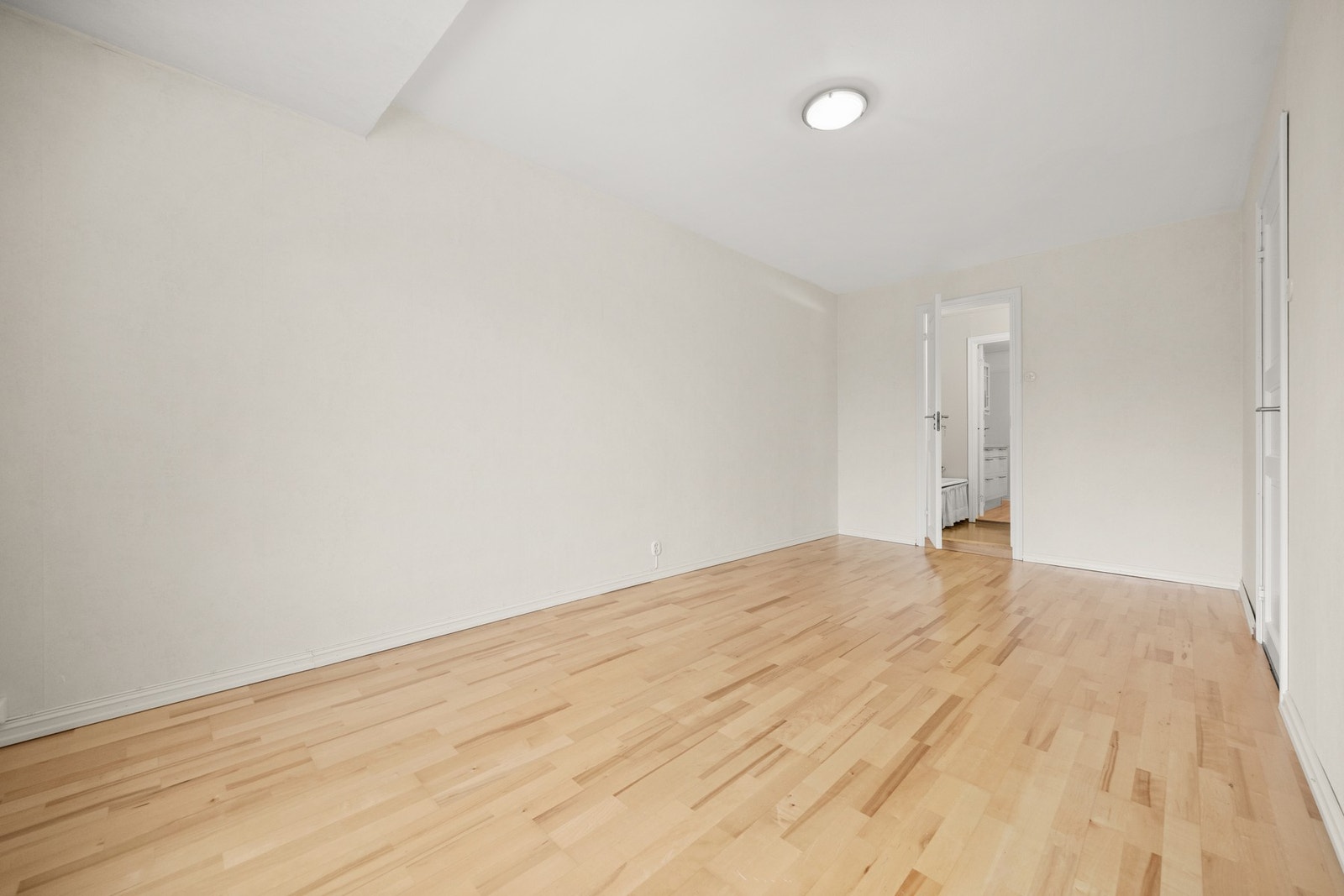 Fra hovedsoverommet er det direkte adkomst til det ene badet - en praktisk løsning. Galleribilde