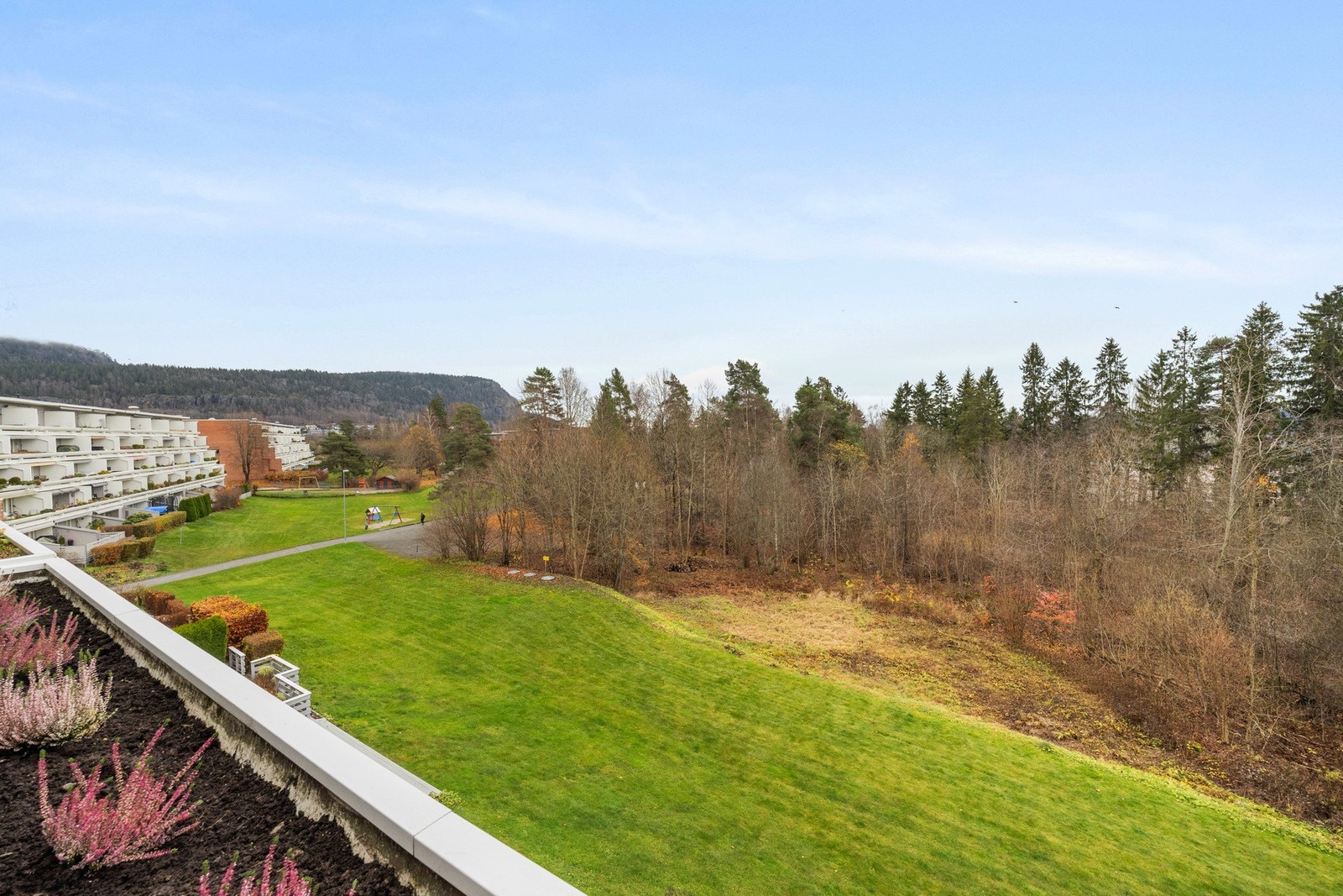 Sydvendt balkong på 14 m² - en naturlig forlengelse av stuen og har blomsterkasser langs hele fronten, hvor du selv kan plante sesongens blomster og urter. Galleribilde