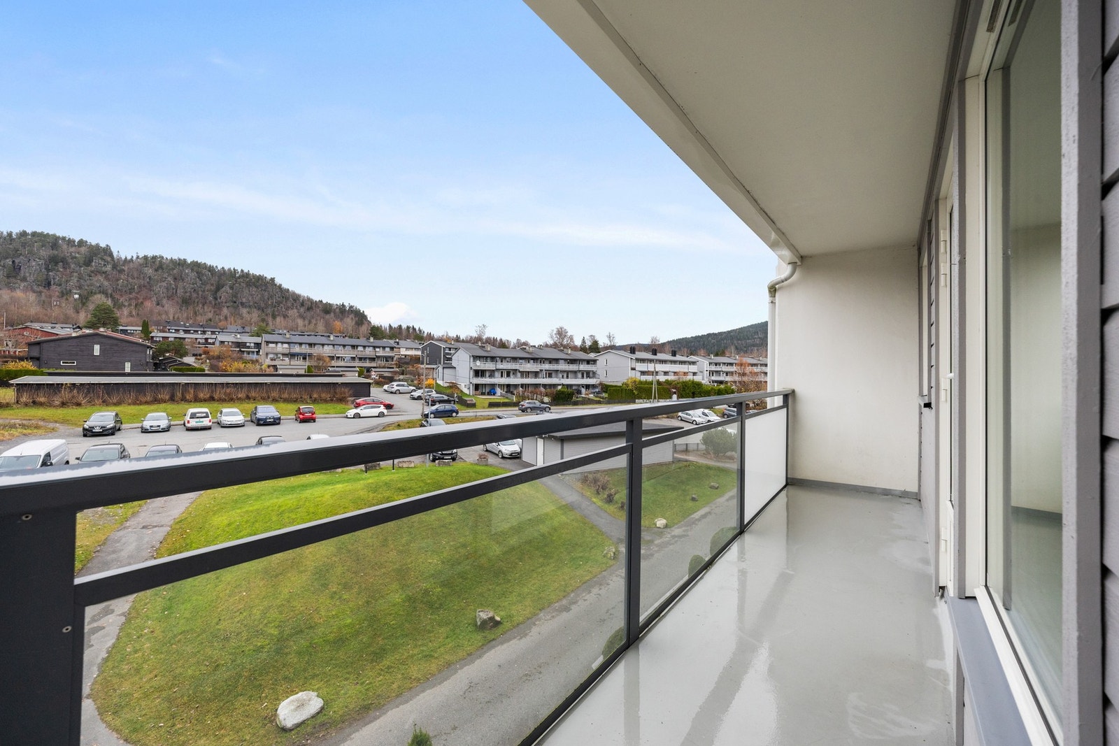 Fra kjøkkenet er det utgang til en nordvendt balkong på 7 m². Galleribilde