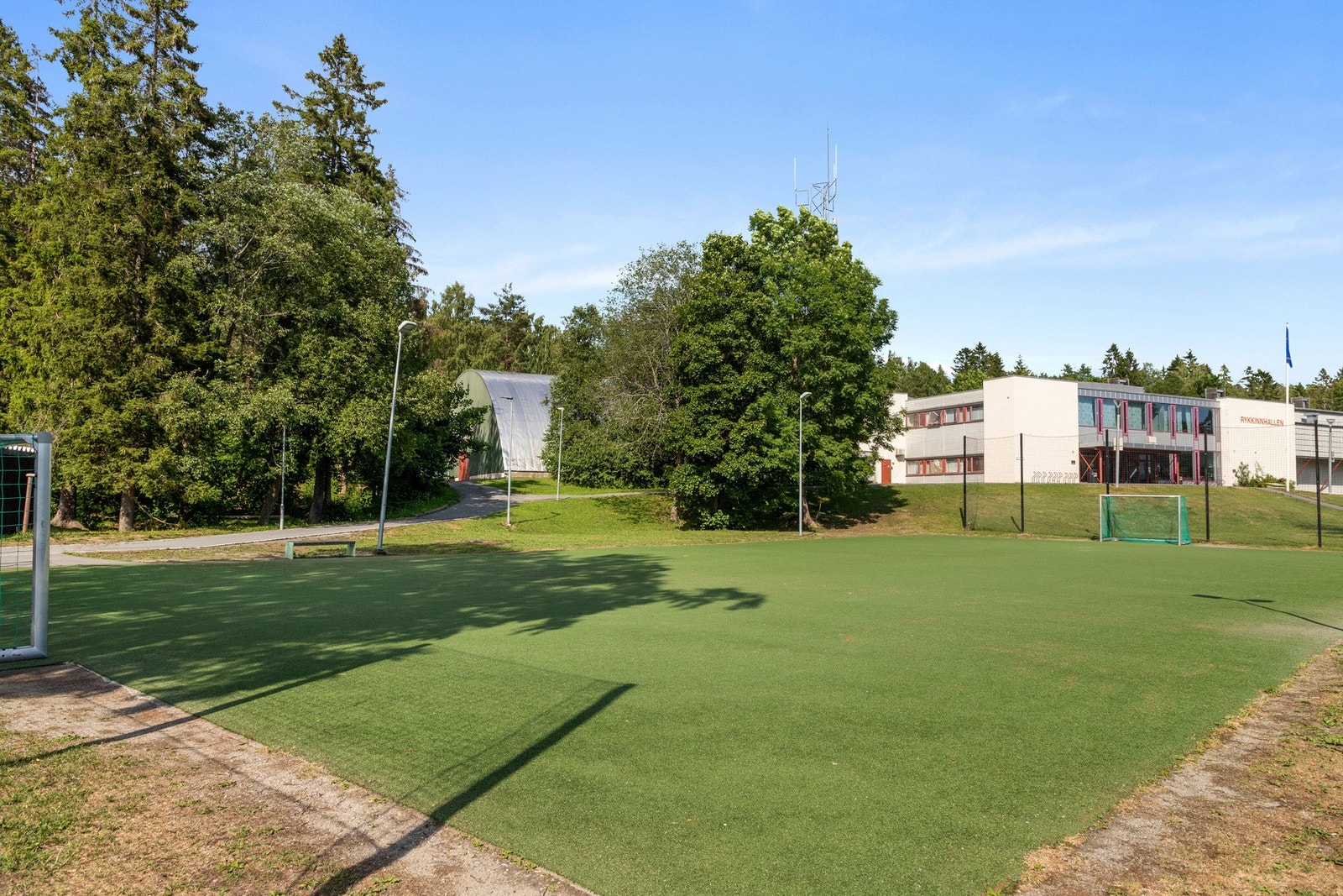 Like i nærheten ligger Rykkinnhallen med en liten fotballbane ute. Hallen benyttes til håndball, basketball og Taekwon-do. Her ligger også Berger svømmehall med 25-metersbasseng. Galleribilde