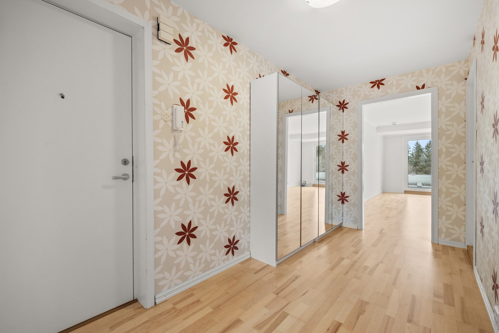 Entréen har godt med plass til garderobeskap for yttertøy, noe som bidrar til et ryddig og organisert hjem. Galleribilde