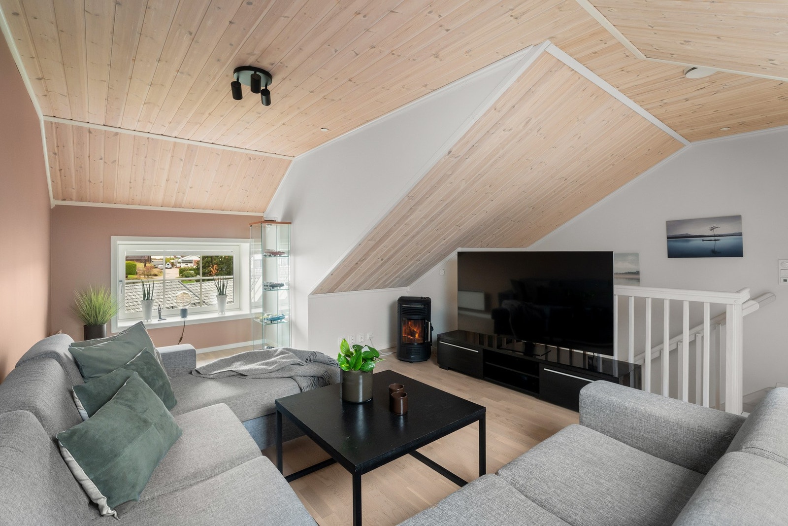 I overetasjen så er det en romslig loftstue på 29 kvm. Galleribilde