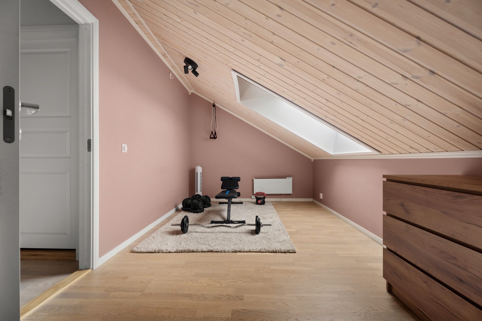 Her er det plass til både seng og sone for treningsutstyr. Galleribilde