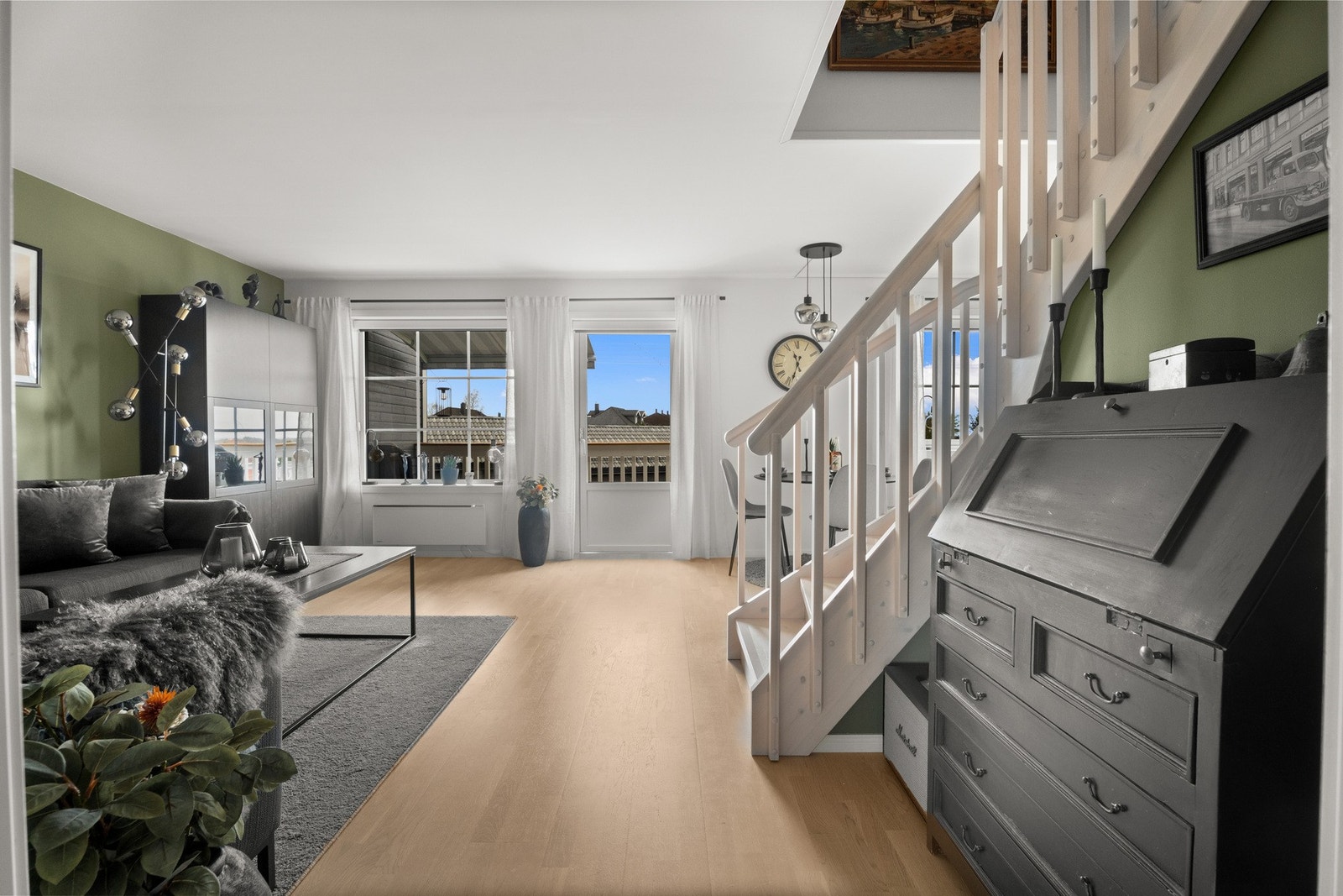 Store vindusoverflater gir rikelig med sollys. Galleribilde