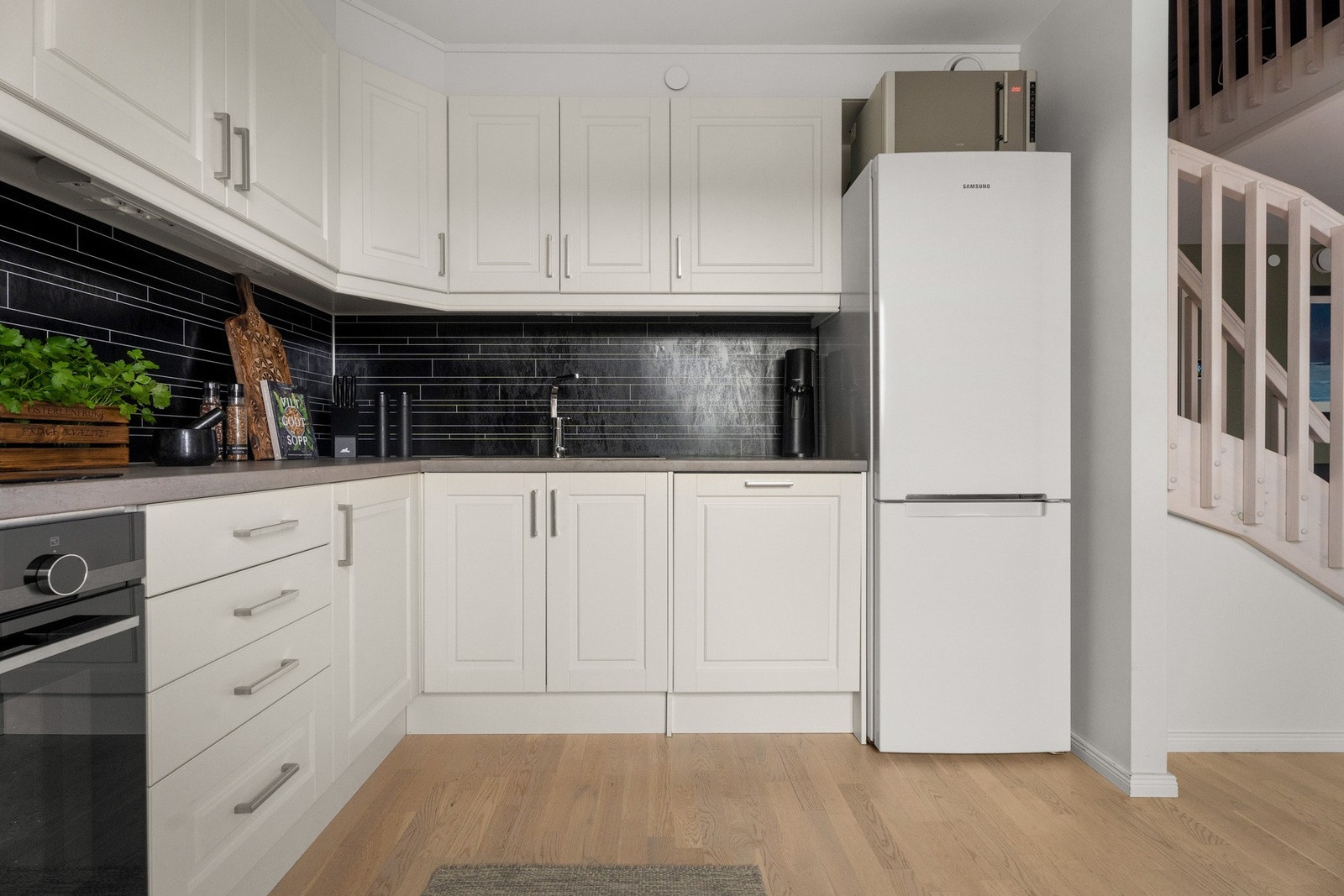 Stilrent kjøkken med profilerte fronter og laminat benkeplate. Galleribilde