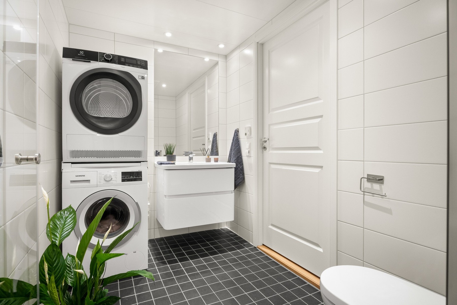 Her er det plass og opplegg til vaskemaskin og tørkemaskin. Galleribilde
