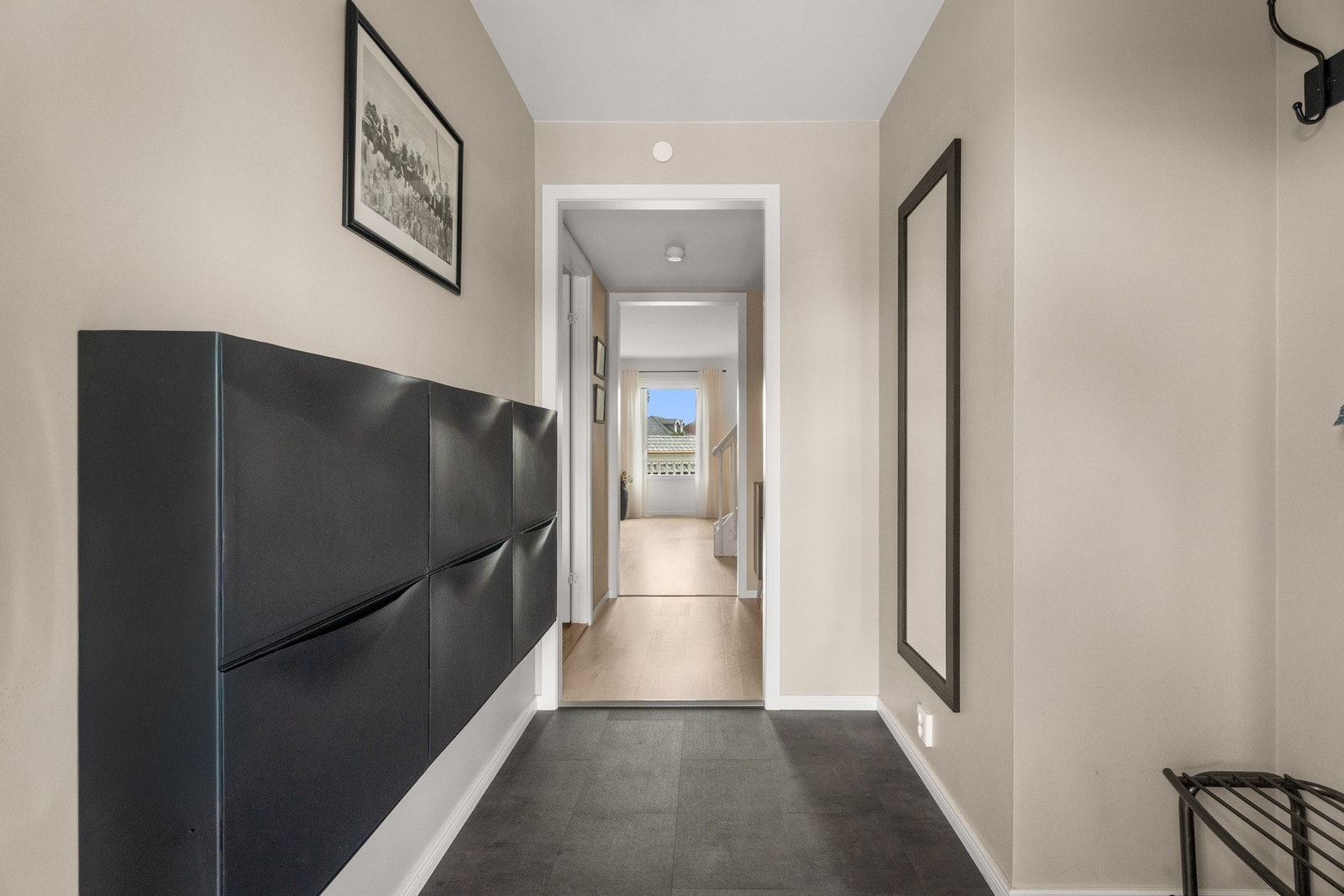 Entré med gulvvarme og mulighet for garderobeløsning. Galleribilde