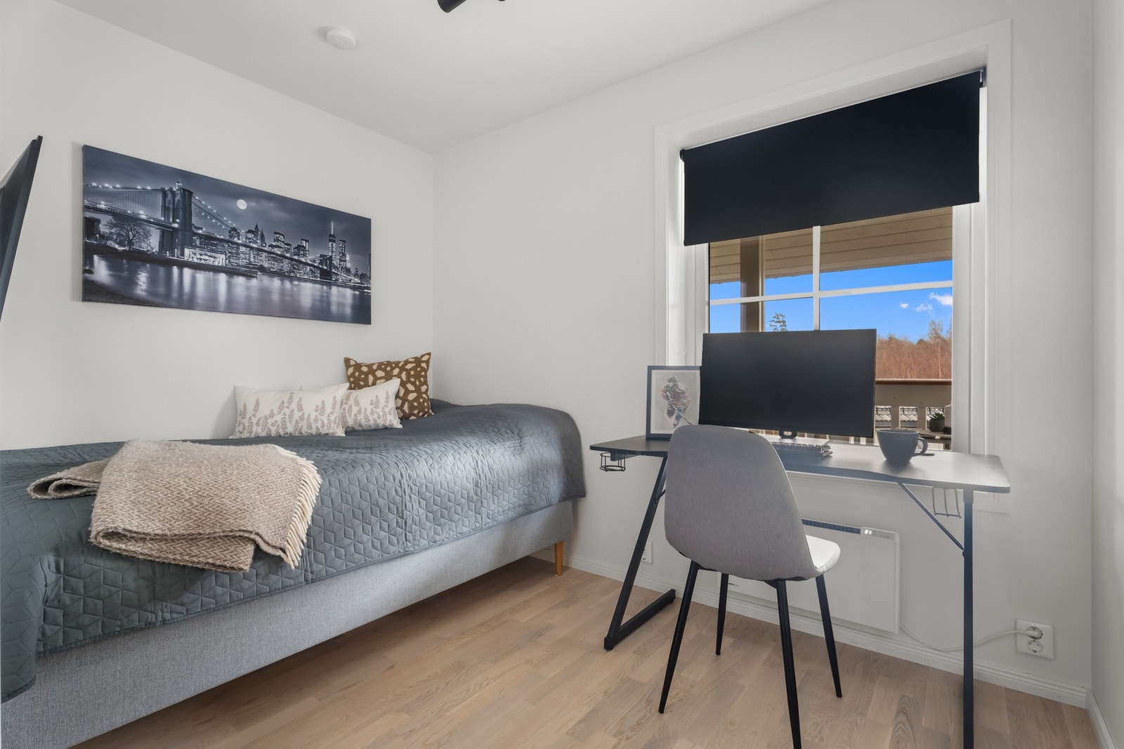 Esktra soverom i hovedetasjen med plass til kontorpult. Galleribilde