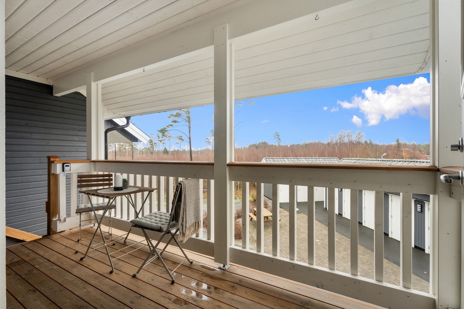 Inngangsparti med uteplass på 6 kvm. Galleribilde