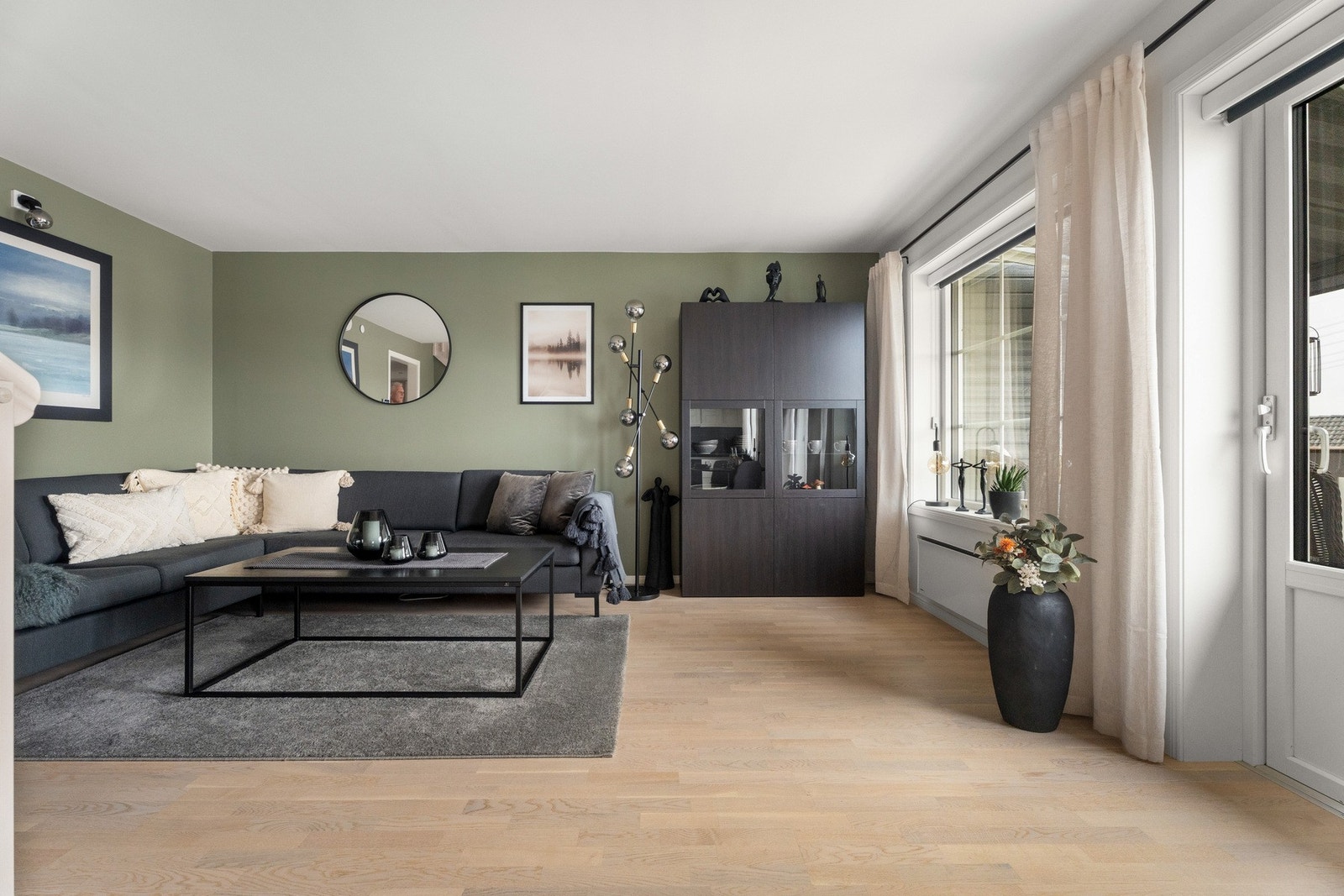 Stuen er i moderne standard med lyst parkettgulv. Galleribilde