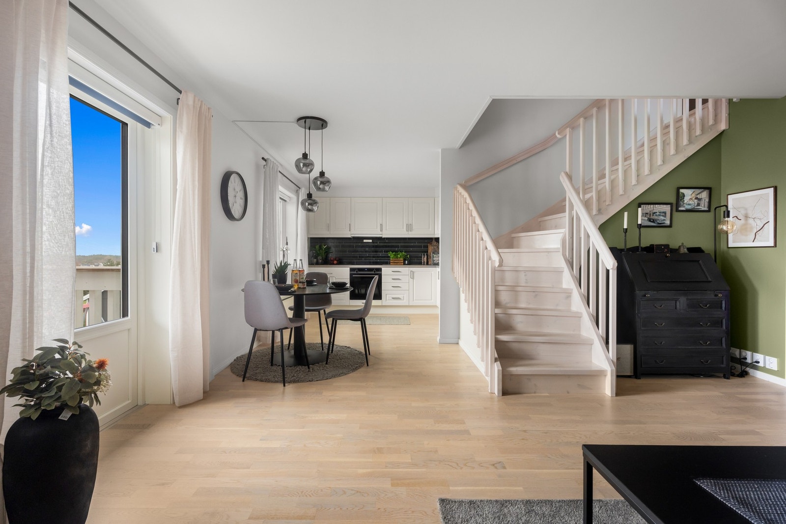 Kjøkken og stuekrok er i naturlig soner med direkte tilknytning til hverandre. Galleribilde