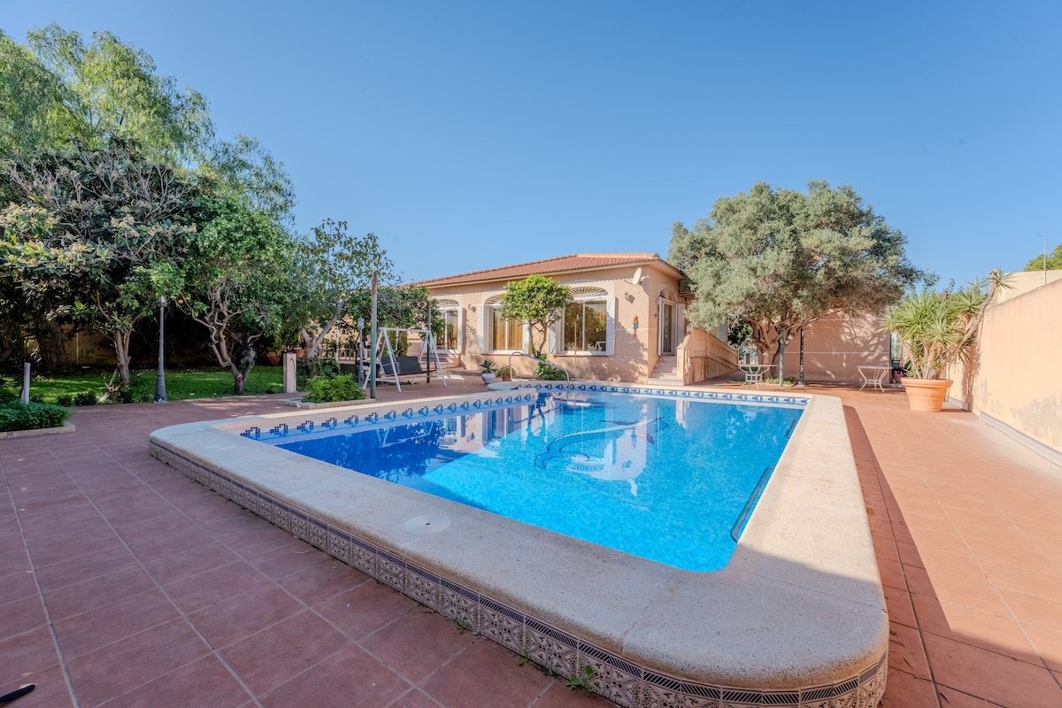 Koselig villa på stor tomt Galleribilde