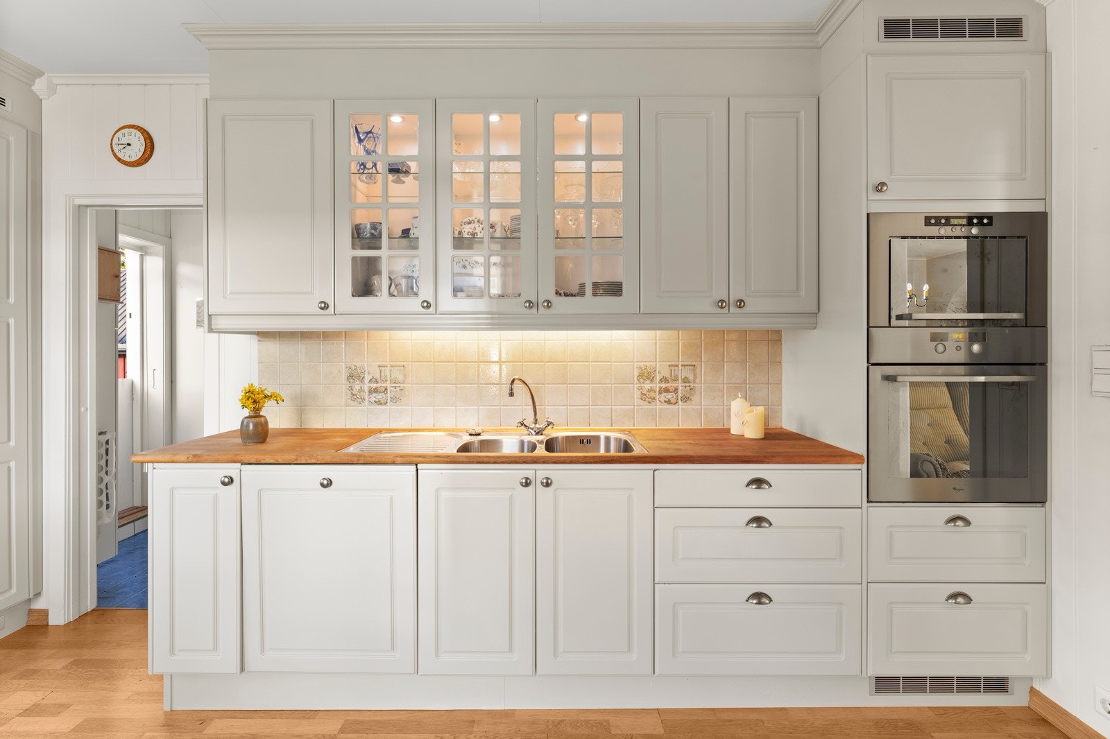 Profilerte fronter med innslag av glass i skapdørene. Komfyrer i riktig arbeidshøyde Galleribilde