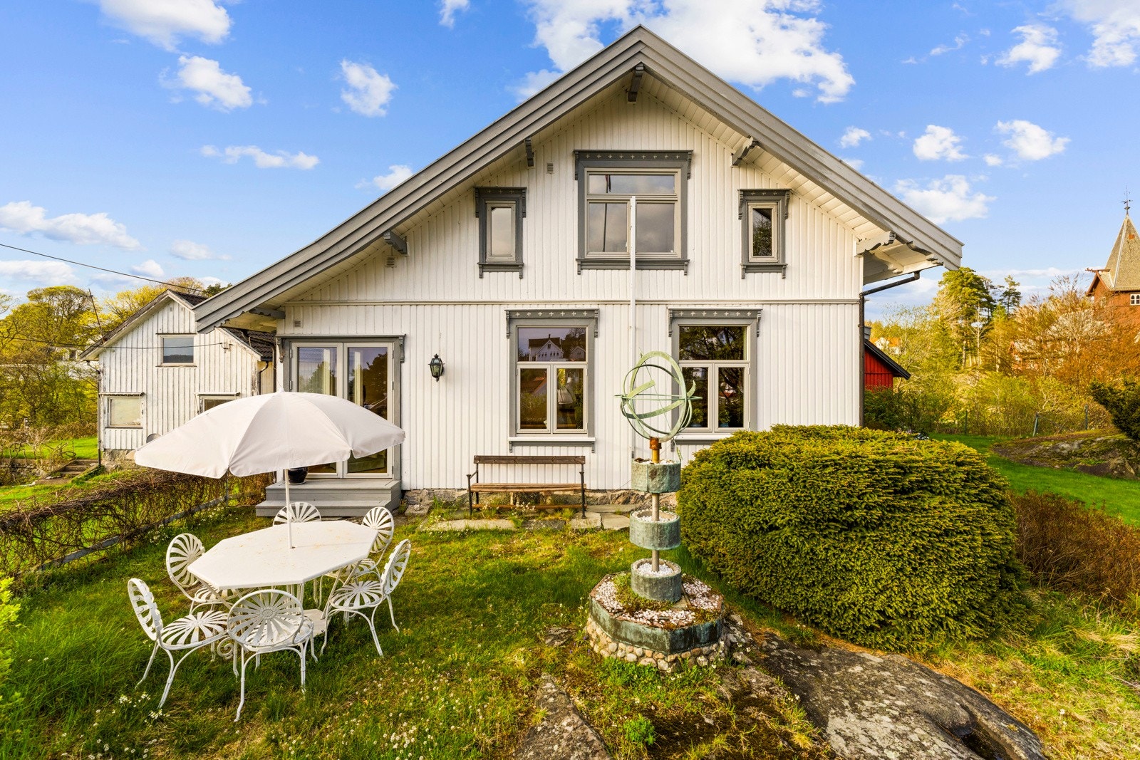 Herlig uteplass ved stuen. Nyt late sommerdager Galleribilde