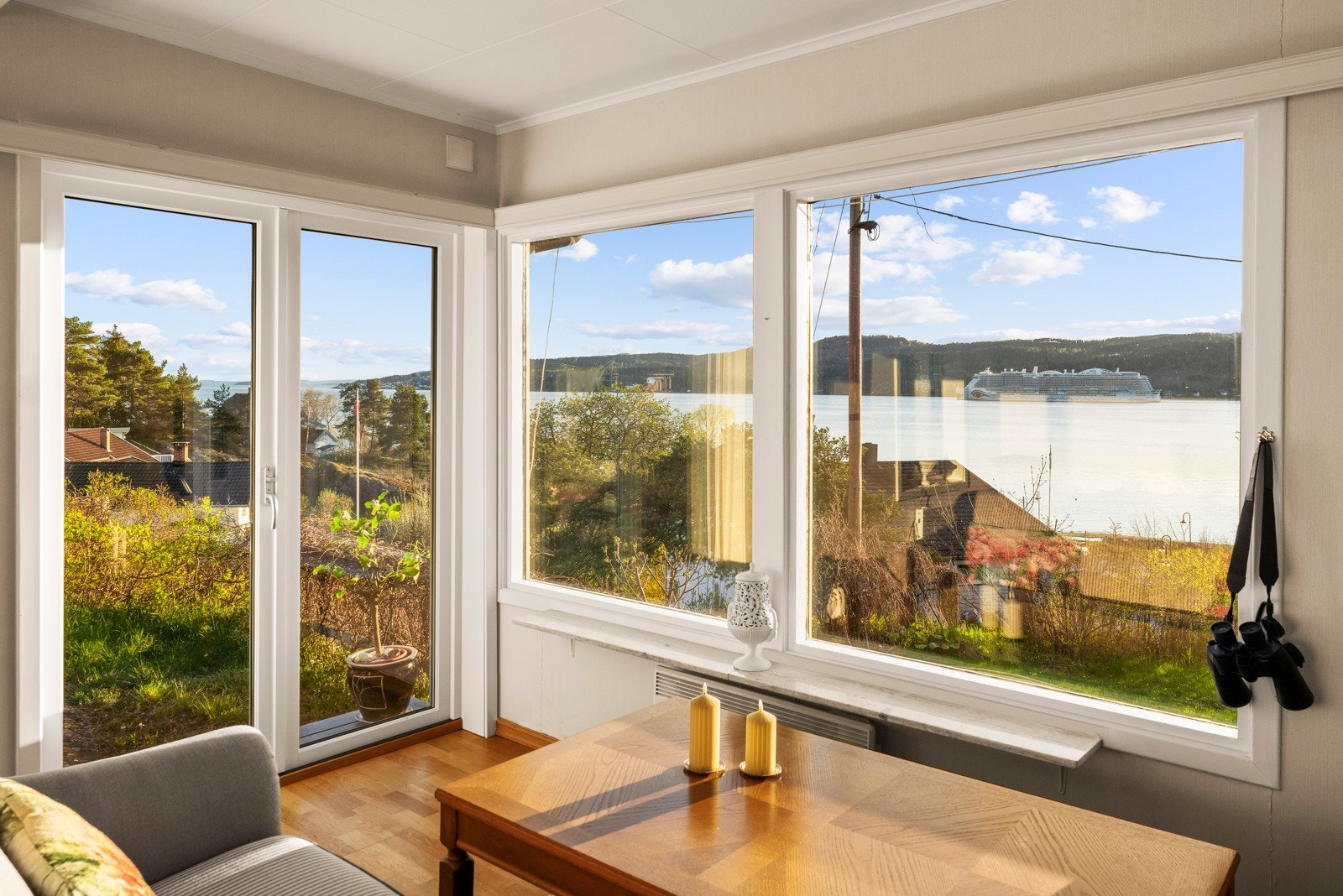 Utgang til hagen fra denne delen av stuen Galleribilde