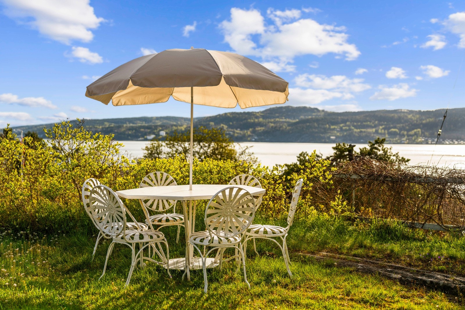 En sjarmerende, særegen eiendom med skjønn fjordutsikt Galleribilde