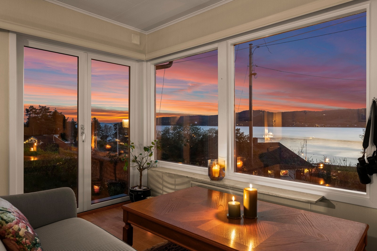 Sommernatt ved fjorden Galleribilde