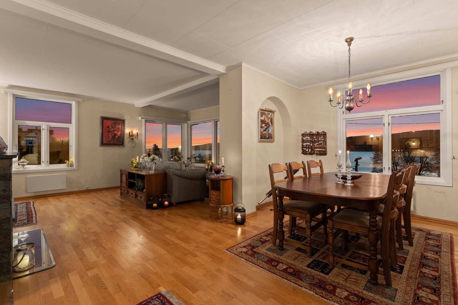 Stuen har en flott løsning med naturlige soner Galleribilde