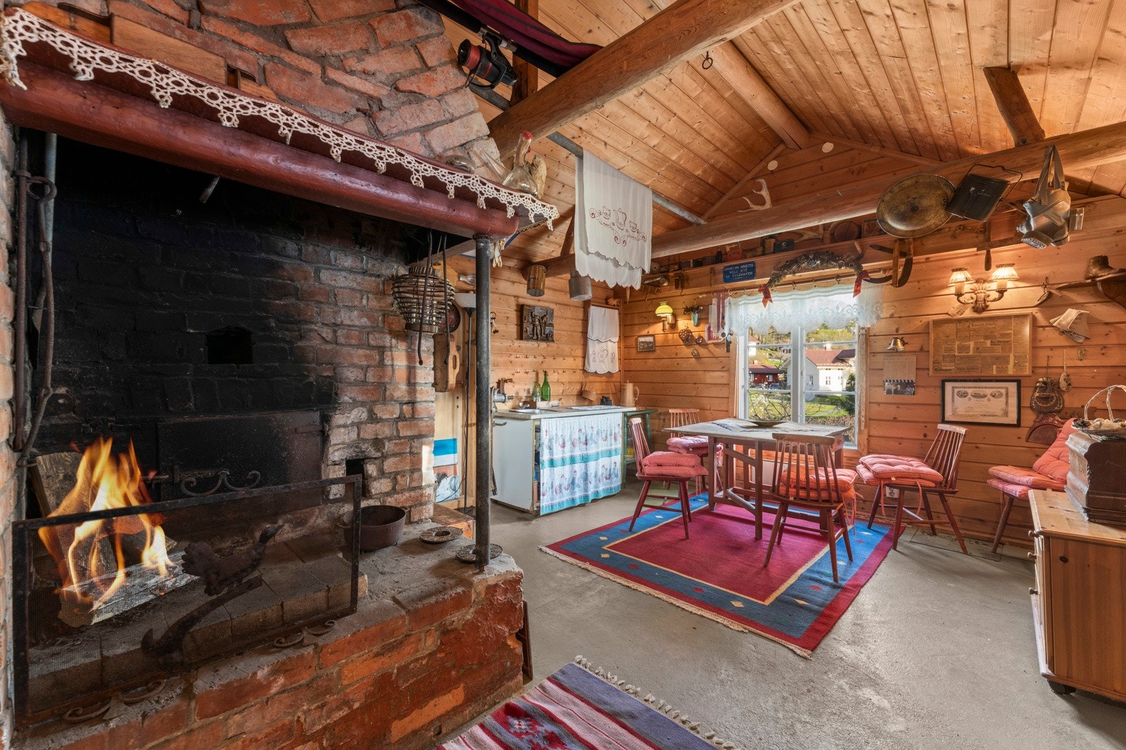 Inne i bryggerhuset er det peis, bakerovn og røykeovn. Gulvvarme og god takhøyde Galleribilde