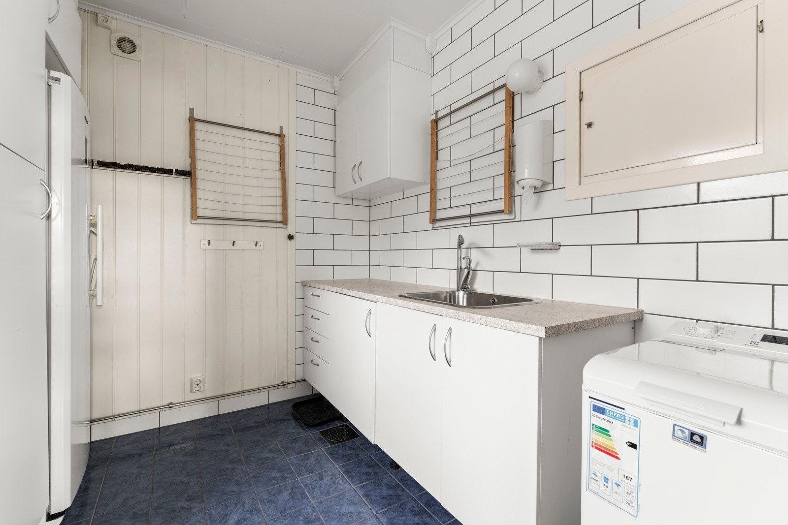 Vaskerom med egen inngang. Flislagt også her Galleribilde