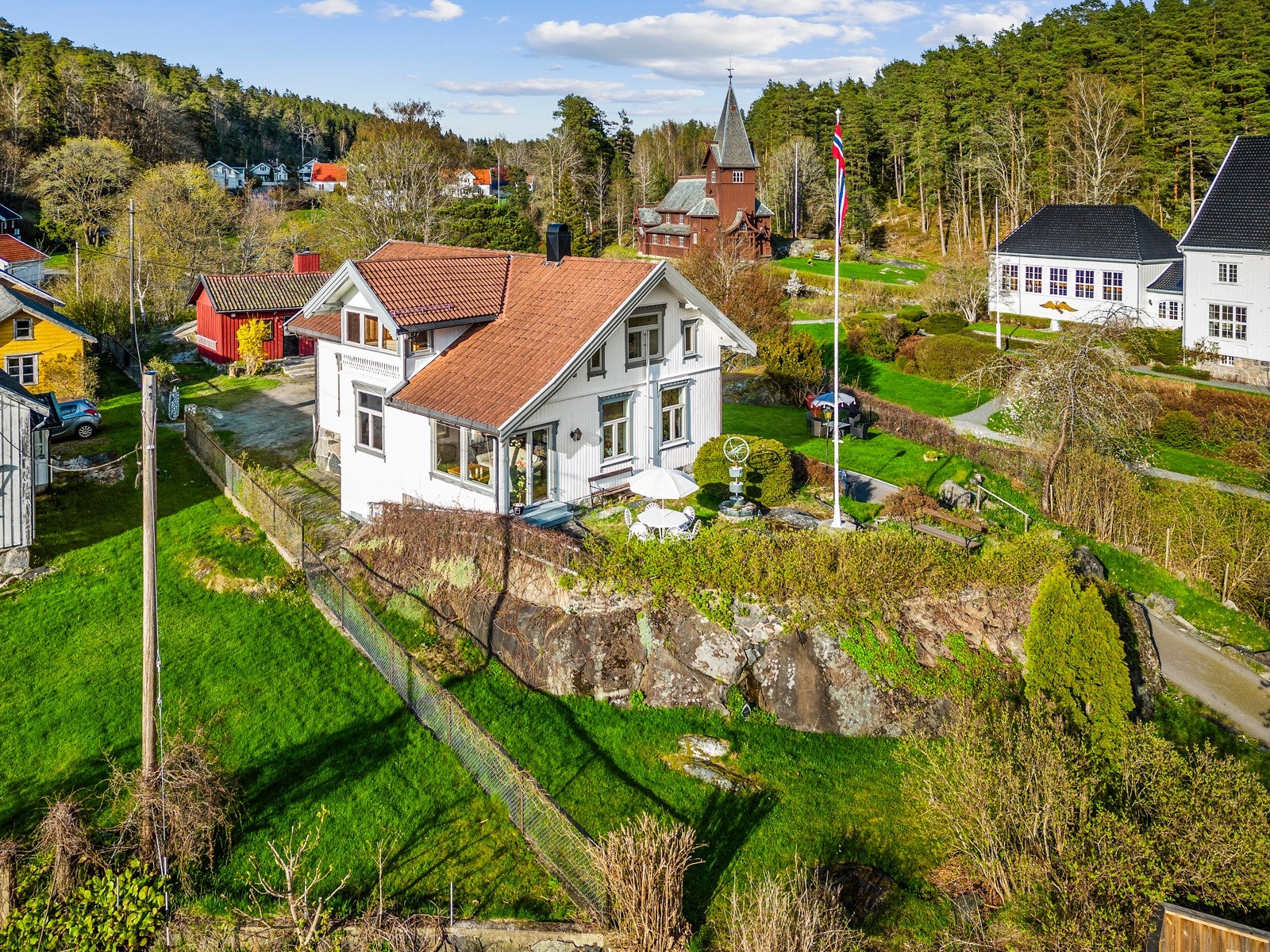 Huset ligger perfekt til på en høyde - med utsyn mot Hvitsten sentrum og Oslofjorden Galleribilde