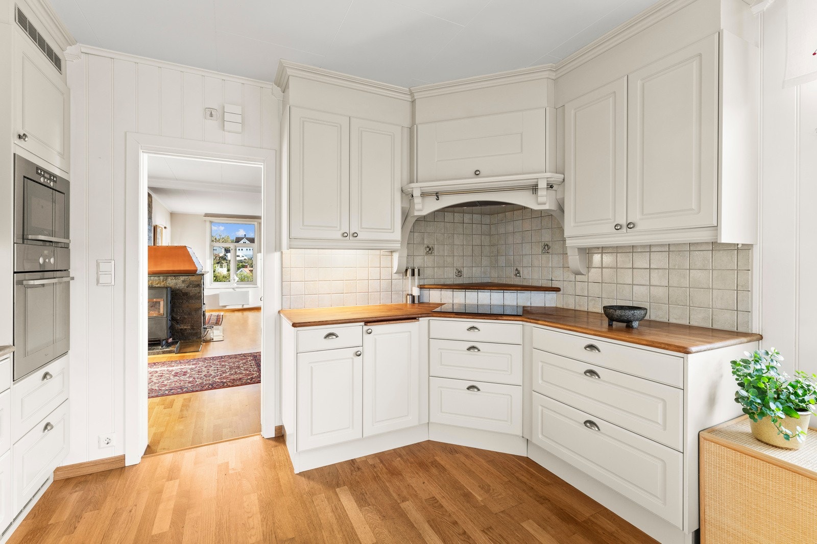 Godt med skap-, benke- og spiseplass Galleribilde