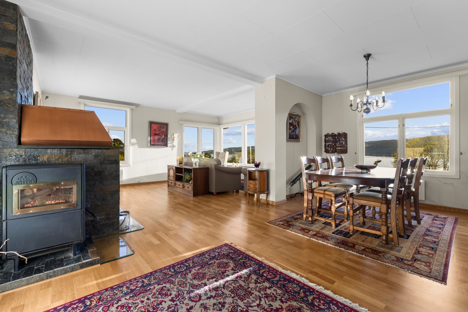 Stor stue/spisestue med utsikt gjennom alle vinduer Galleribilde